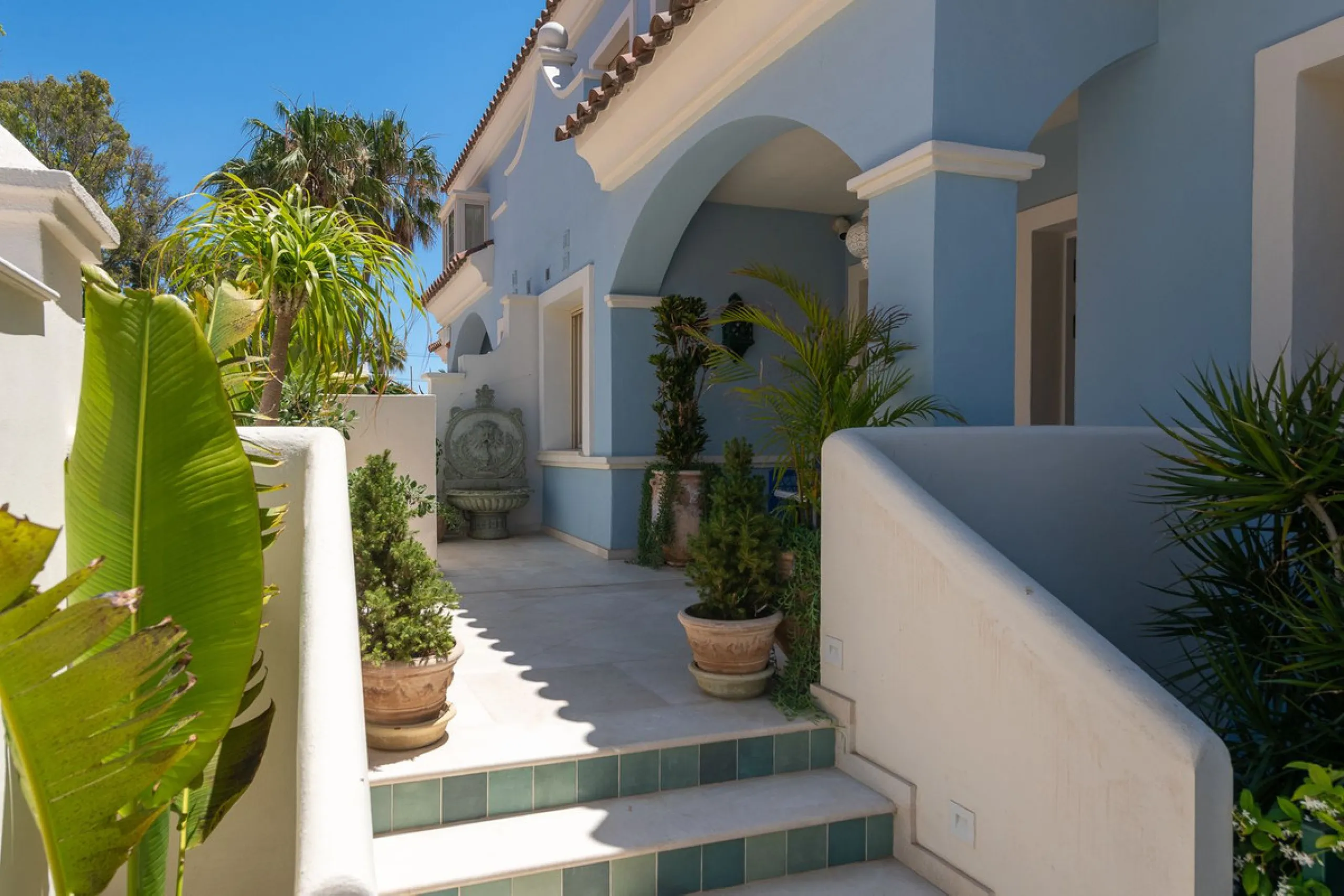STUNNING LUXUARY HOUSE WITH PANORAMIC SEA VIEWS- BEACHFRONT URBANIZATION IN MARBELLA