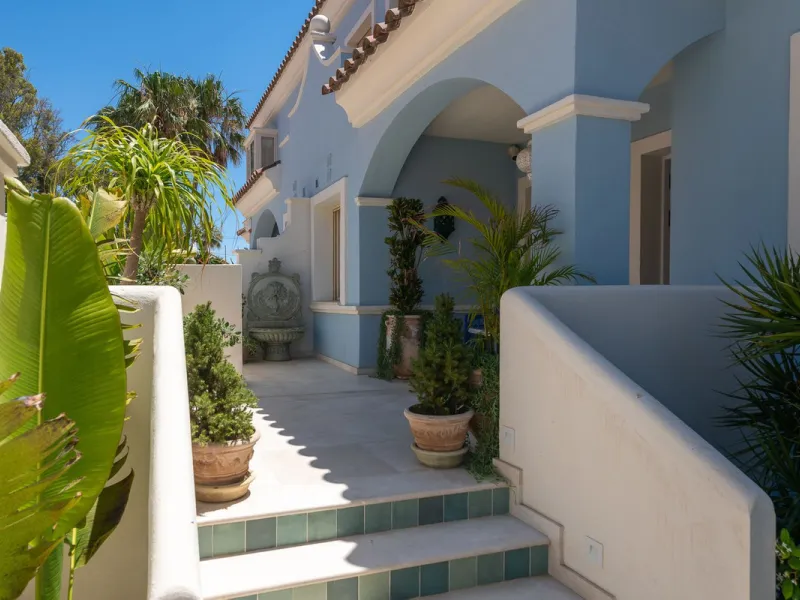 STUNNING LUXUARY HOUSE WITH PANORAMIC SEA VIEWS- BEACHFRONT URBANIZATION IN MARBELLA