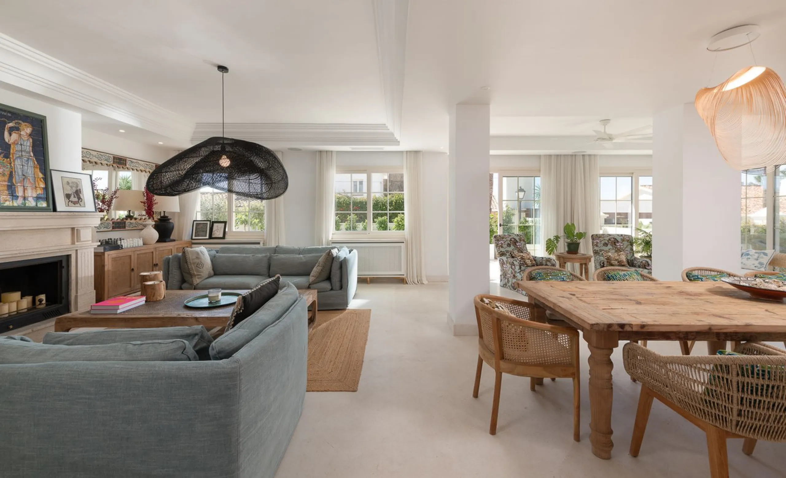 STUNNING LUXUARY HOUSE WITH PANORAMIC SEA VIEWS- BEACHFRONT URBANIZATION IN MARBELLA