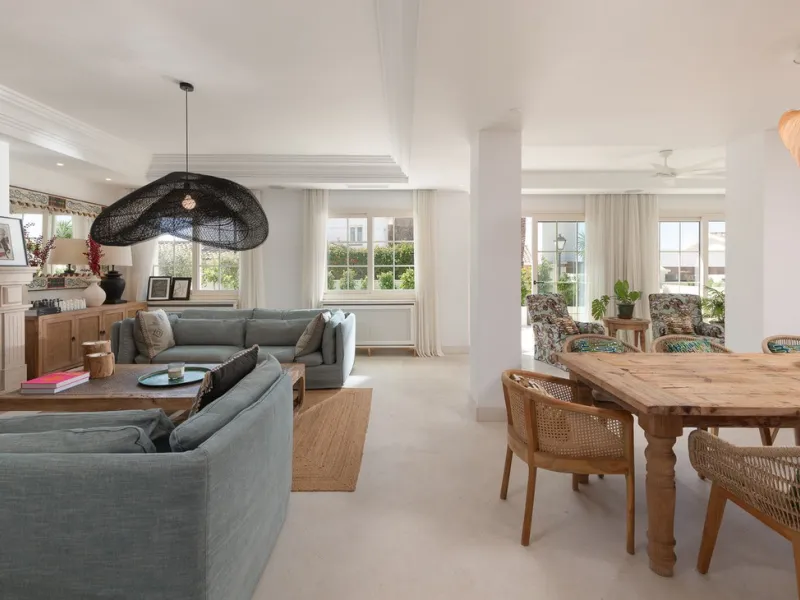 STUNNING LUXUARY HOUSE WITH PANORAMIC SEA VIEWS- BEACHFRONT URBANIZATION IN MARBELLA