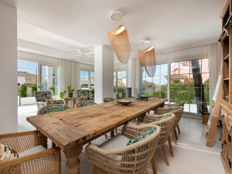 STUNNING LUXUARY HOUSE WITH PANORAMIC SEA VIEWS- BEACHFRONT URBANIZATION IN MARBELLA