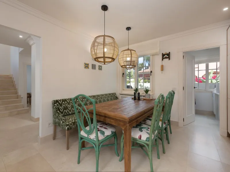 STUNNING LUXUARY HOUSE WITH PANORAMIC SEA VIEWS- BEACHFRONT URBANIZATION IN MARBELLA