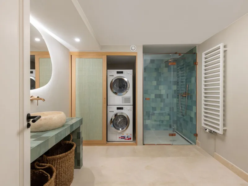 STUNNING LUXUARY HOUSE WITH PANORAMIC SEA VIEWS- BEACHFRONT URBANIZATION IN MARBELLA