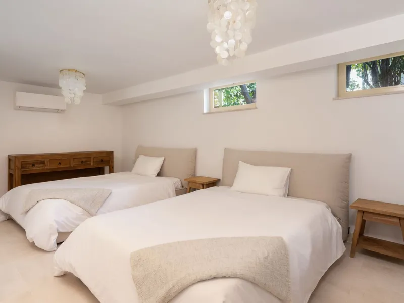 STUNNING LUXUARY HOUSE WITH PANORAMIC SEA VIEWS- BEACHFRONT URBANIZATION IN MARBELLA