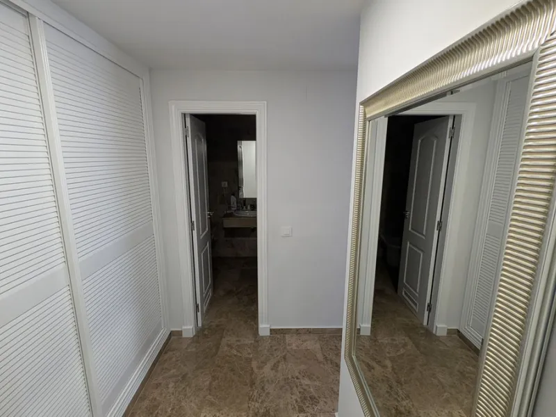 Discover this exclusive apartment in one of the most sought-after residential areas of Nueva Alcántara, San Pedro de Alcántara. This exceptional property stands out for its generous layout, unbeatable location, and high-quality finishes throughout.