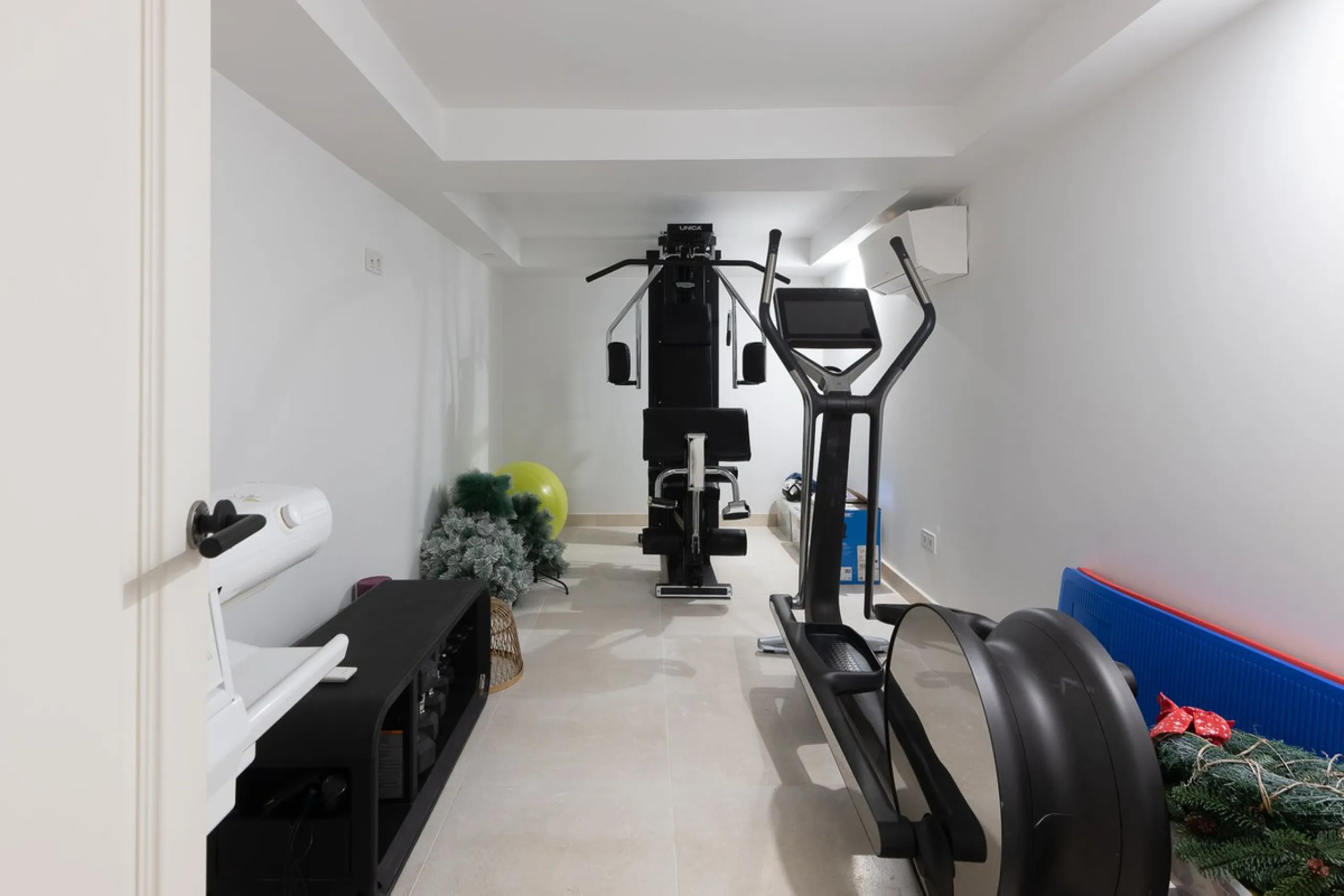 STUNNING LUXUARY HOUSE WITH PANORAMIC SEA VIEWS- BEACHFRONT URBANIZATION IN MARBELLA