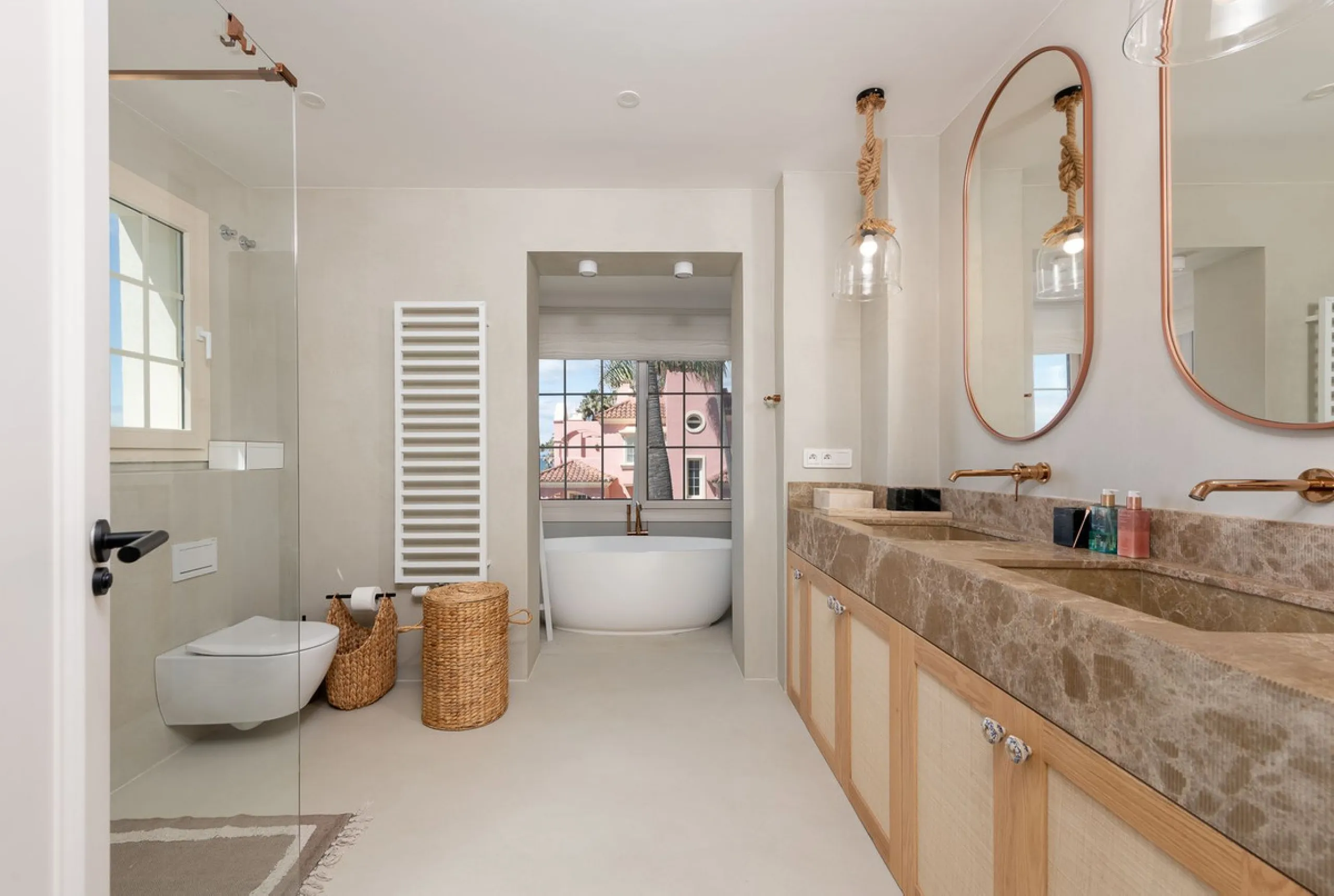 STUNNING LUXUARY HOUSE WITH PANORAMIC SEA VIEWS- BEACHFRONT URBANIZATION IN MARBELLA