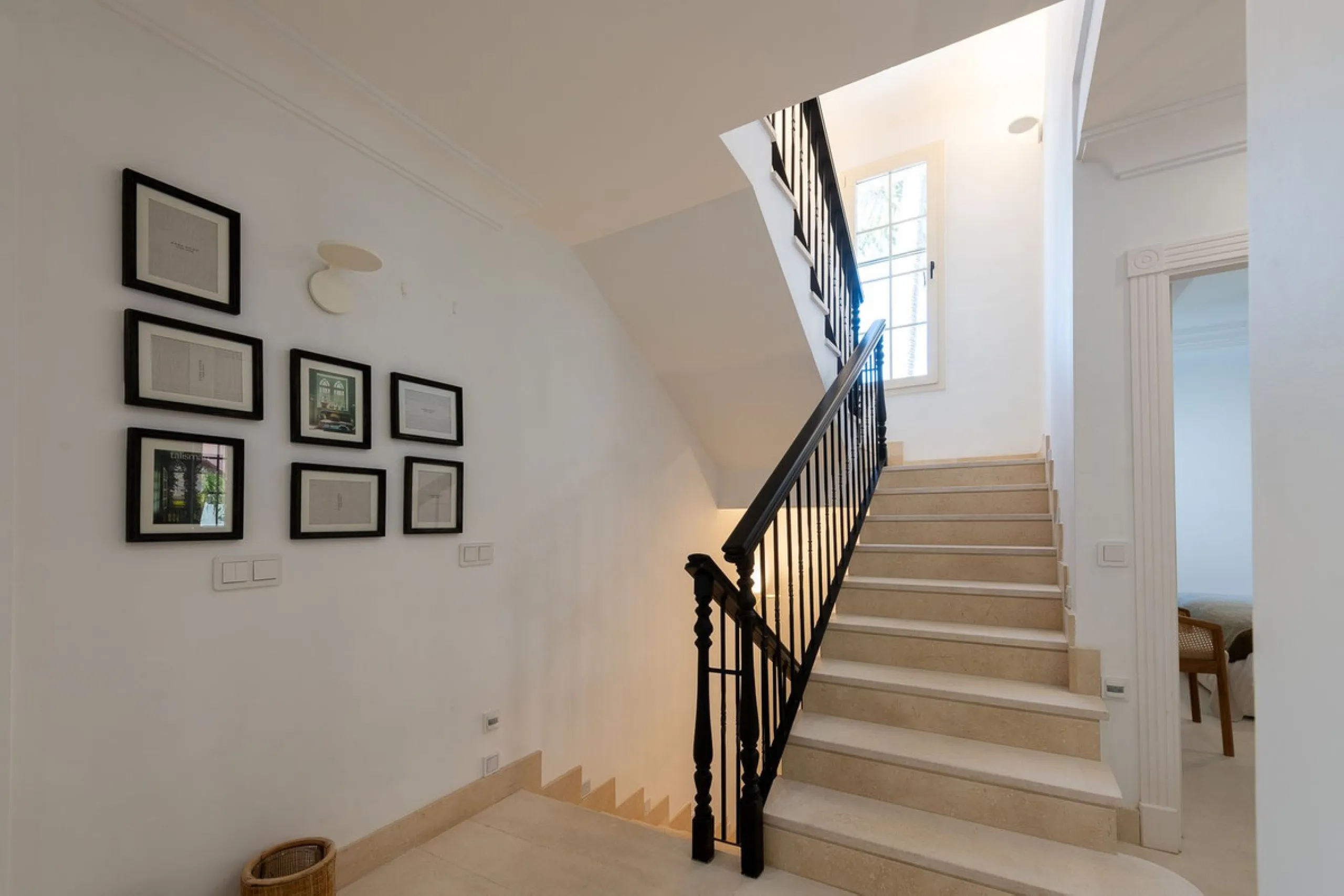 STUNNING LUXUARY HOUSE WITH PANORAMIC SEA VIEWS- BEACHFRONT URBANIZATION IN MARBELLA