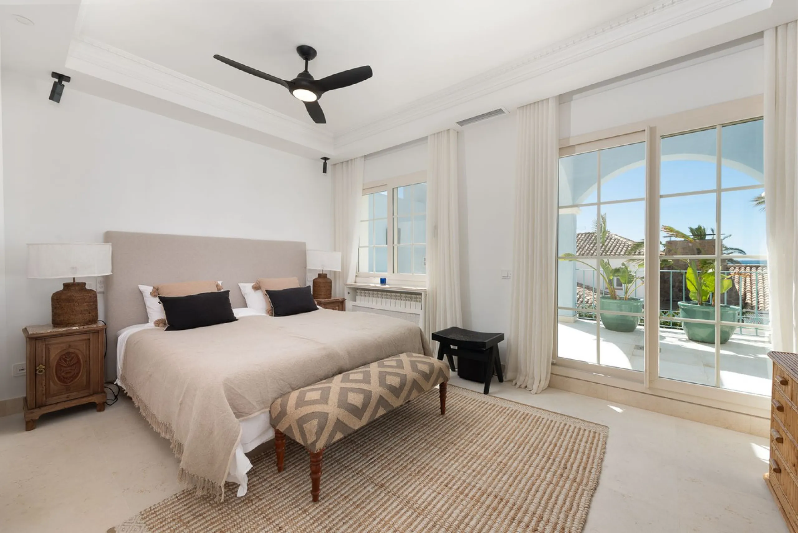 STUNNING LUXUARY HOUSE WITH PANORAMIC SEA VIEWS- BEACHFRONT URBANIZATION IN MARBELLA