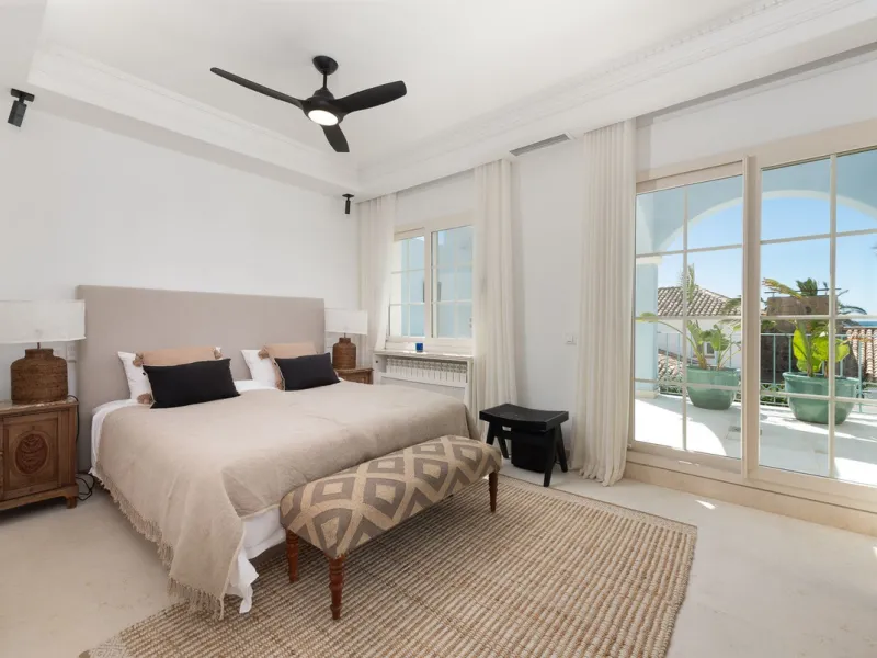STUNNING LUXUARY HOUSE WITH PANORAMIC SEA VIEWS- BEACHFRONT URBANIZATION IN MARBELLA