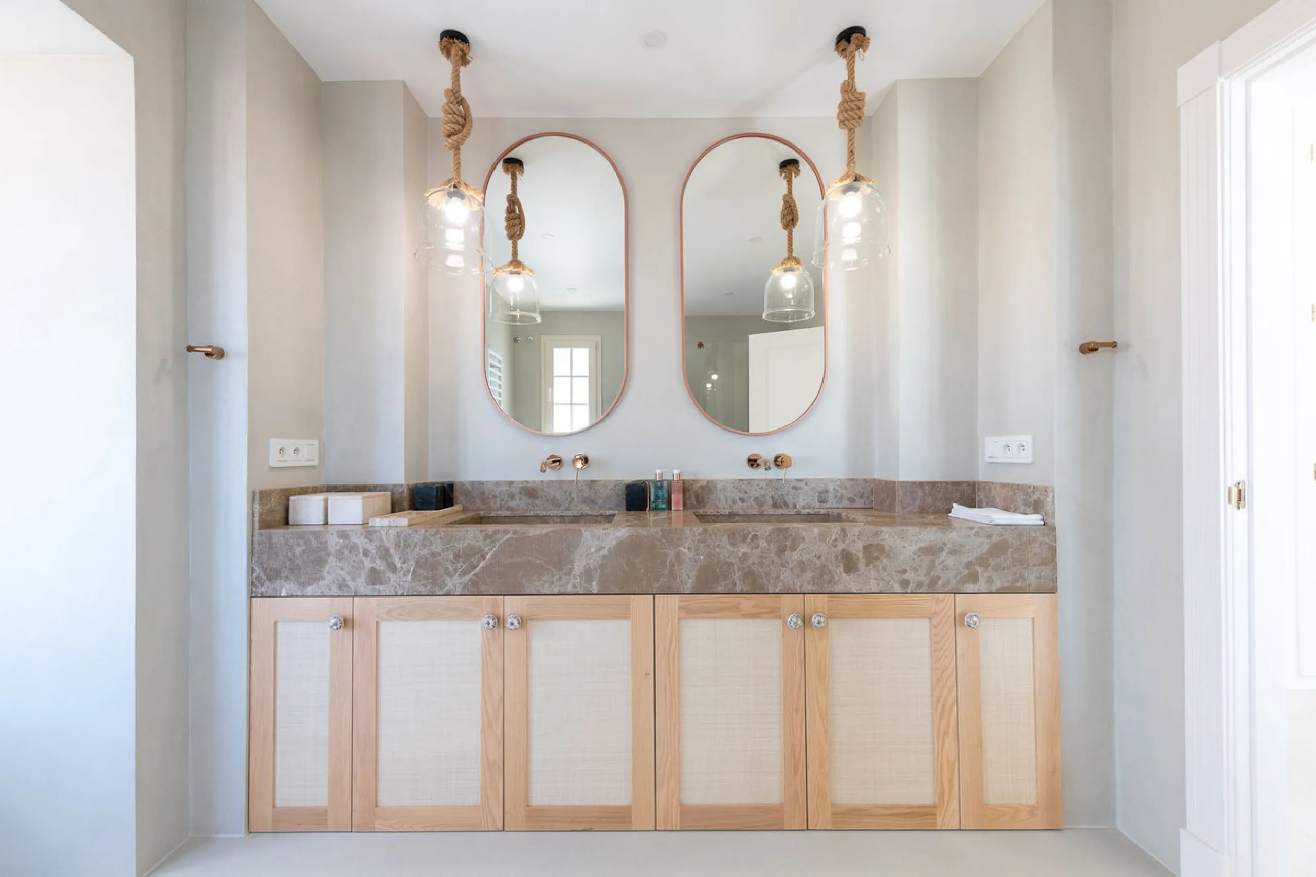 STUNNING LUXUARY HOUSE WITH PANORAMIC SEA VIEWS- BEACHFRONT URBANIZATION IN MARBELLA