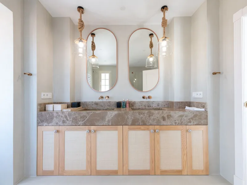 STUNNING LUXUARY HOUSE WITH PANORAMIC SEA VIEWS- BEACHFRONT URBANIZATION IN MARBELLA