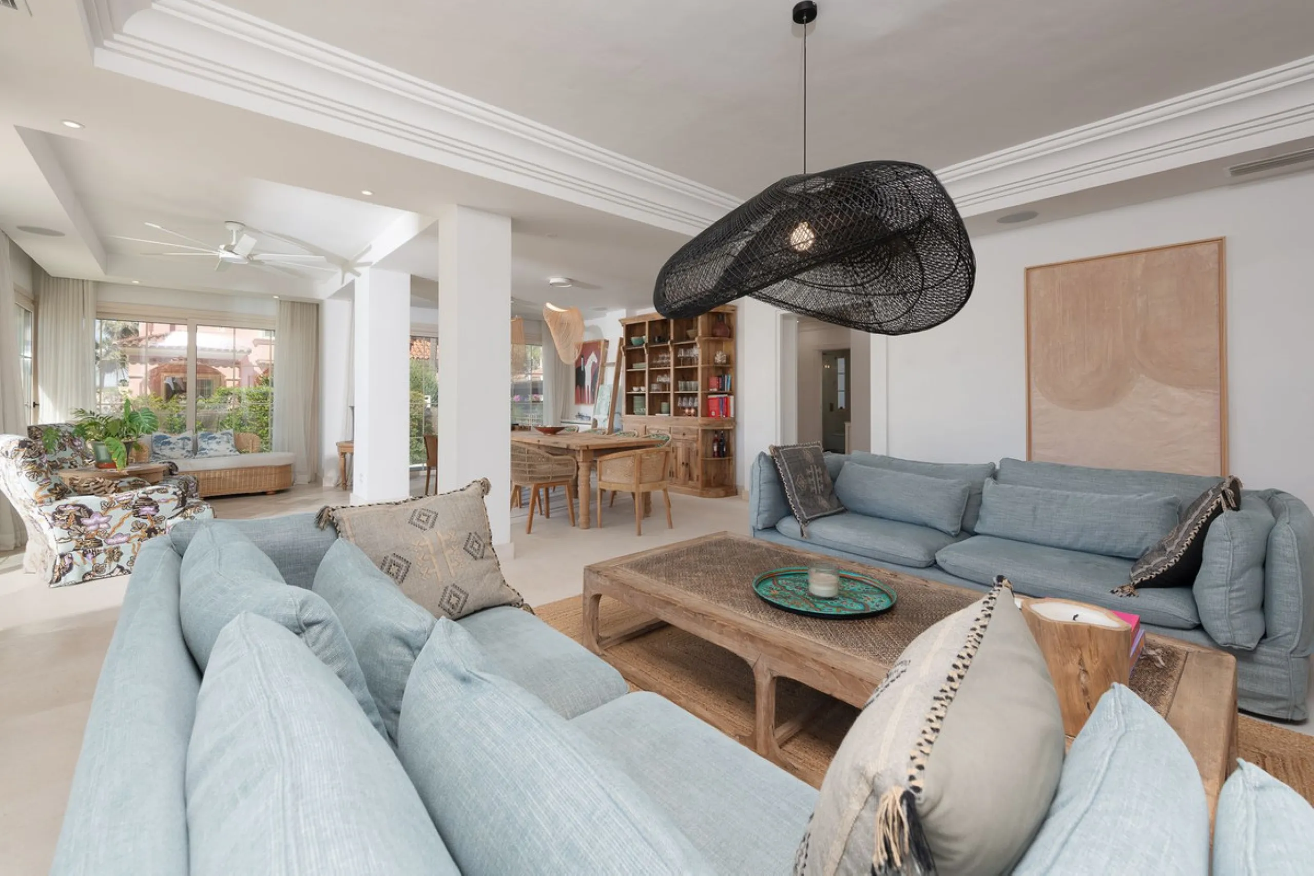 STUNNING LUXUARY HOUSE WITH PANORAMIC SEA VIEWS- BEACHFRONT URBANIZATION IN MARBELLA