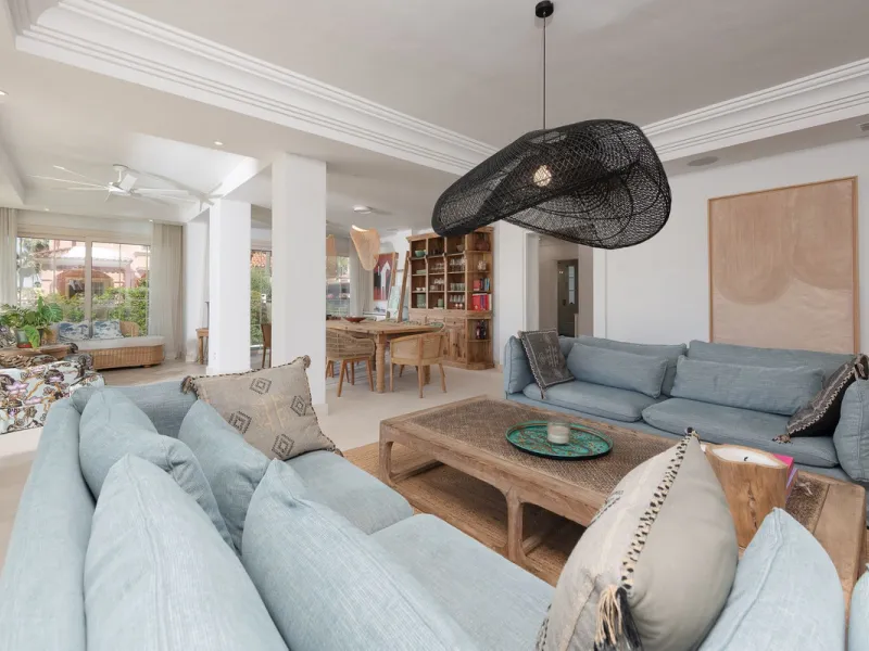 STUNNING LUXUARY HOUSE WITH PANORAMIC SEA VIEWS- BEACHFRONT URBANIZATION IN MARBELLA