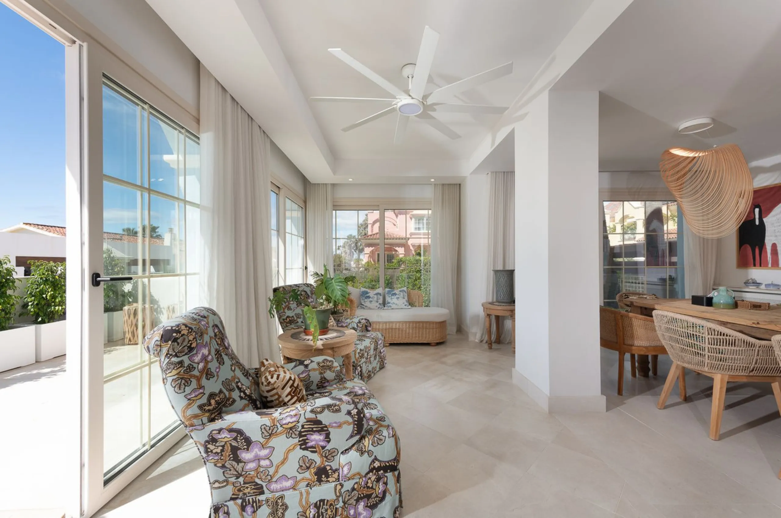 STUNNING LUXUARY HOUSE WITH PANORAMIC SEA VIEWS- BEACHFRONT URBANIZATION IN MARBELLA