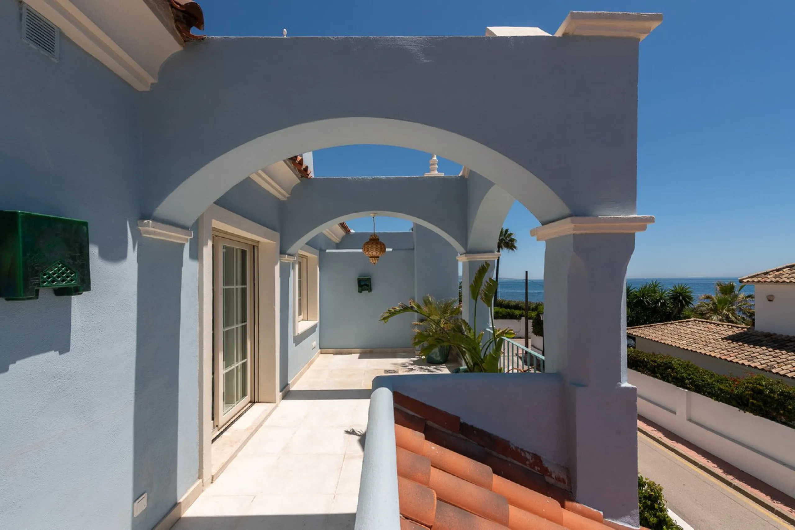 STUNNING LUXUARY HOUSE WITH PANORAMIC SEA VIEWS- BEACHFRONT URBANIZATION IN MARBELLA