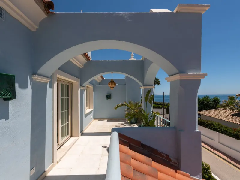 STUNNING LUXUARY HOUSE WITH PANORAMIC SEA VIEWS- BEACHFRONT URBANIZATION IN MARBELLA