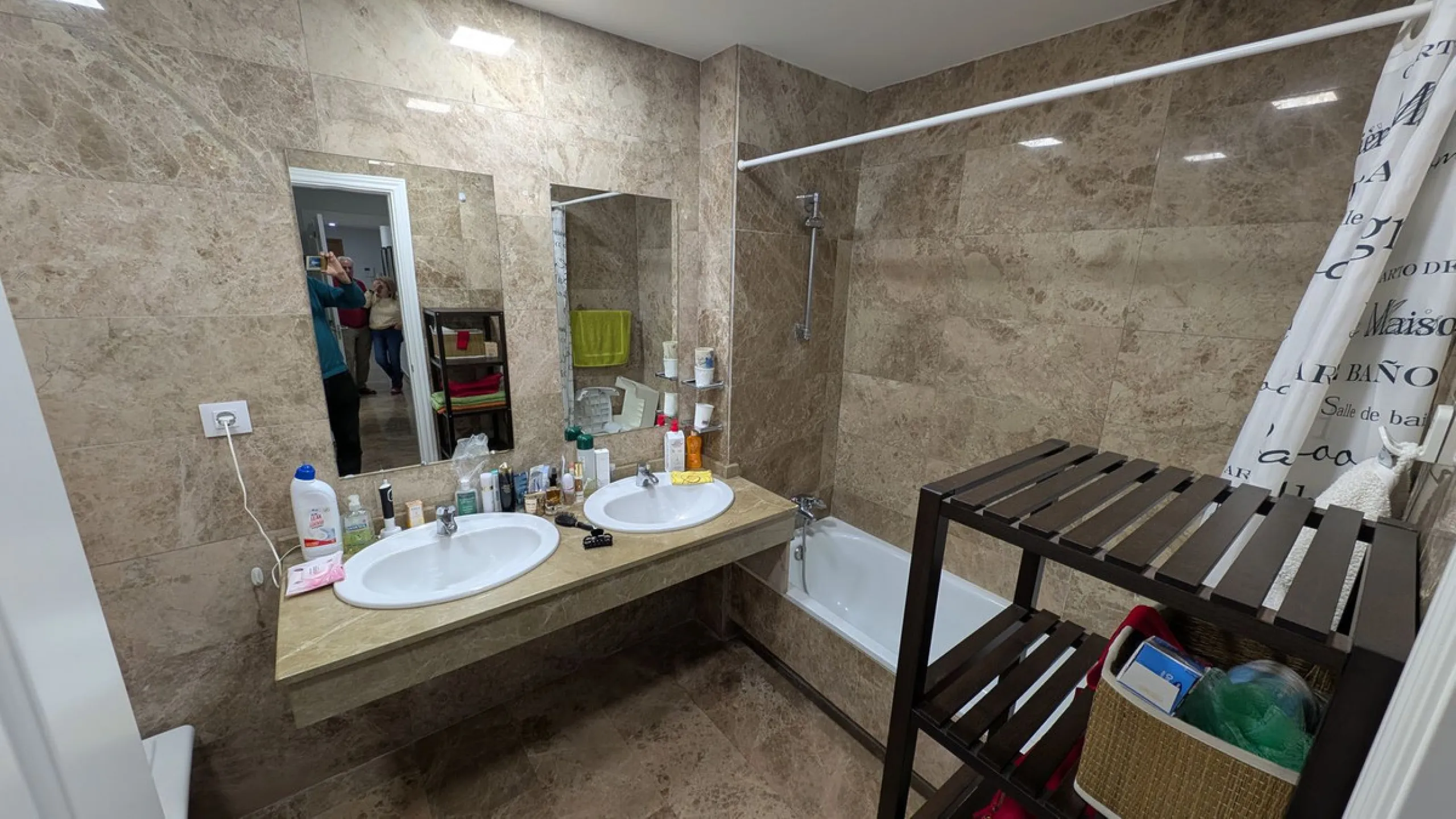 Discover this exclusive apartment in one of the most sought-after residential areas of Nueva Alcántara, San Pedro de Alcántara. This exceptional property stands out for its generous layout, unbeatable location, and high-quality finishes throughout.