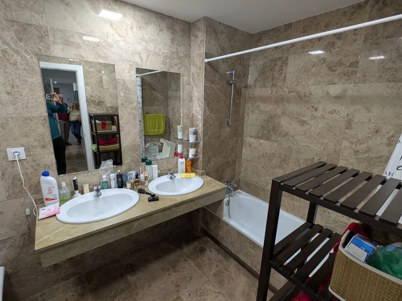 Discover this exclusive apartment in one of the most sought-after residential areas of Nueva Alcántara, San Pedro de Alcántara. This exceptional property stands out for its generous layout, unbeatable location, and high-quality finishes throughout.