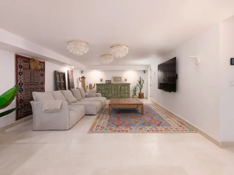 STUNNING LUXUARY HOUSE WITH PANORAMIC SEA VIEWS- BEACHFRONT URBANIZATION IN MARBELLA