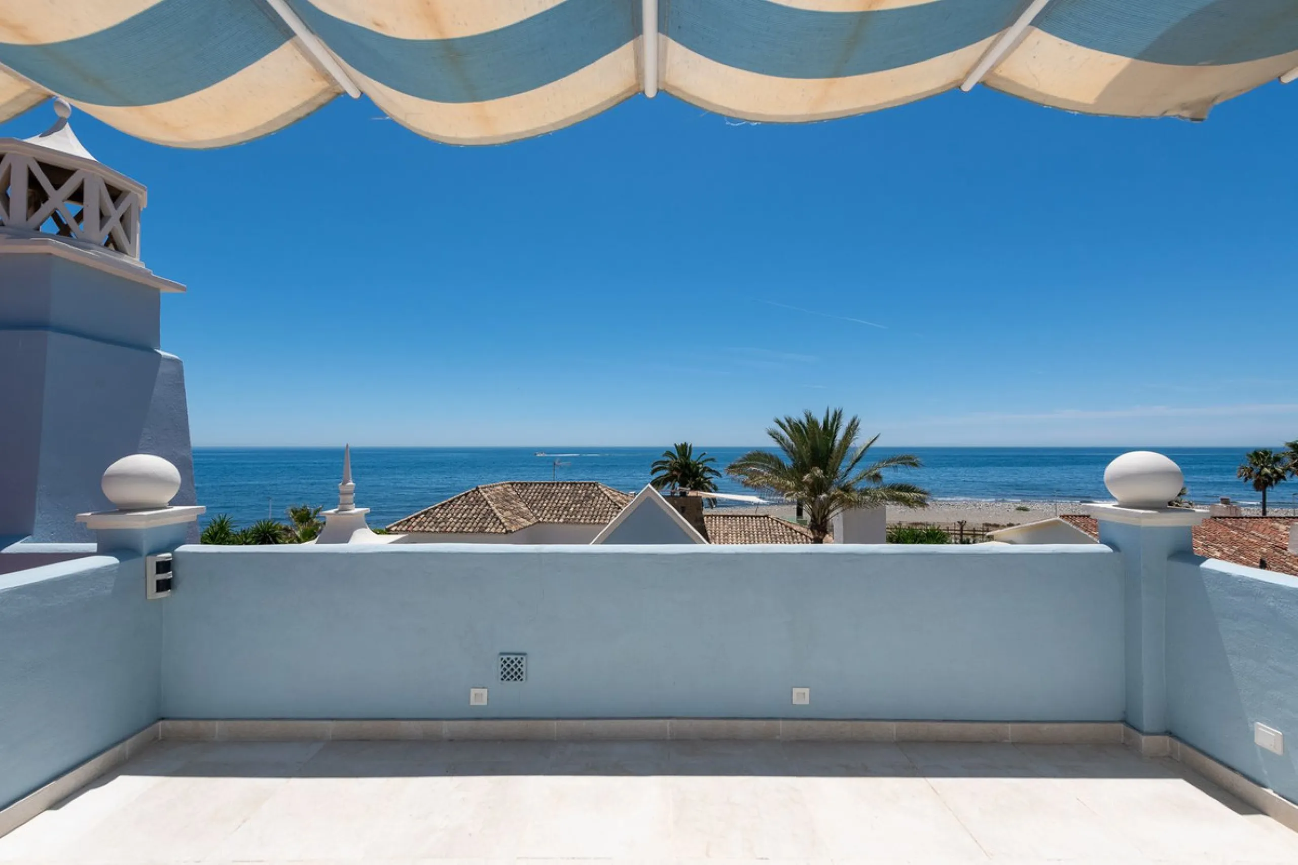 STUNNING LUXUARY HOUSE WITH PANORAMIC SEA VIEWS- BEACHFRONT URBANIZATION IN MARBELLA