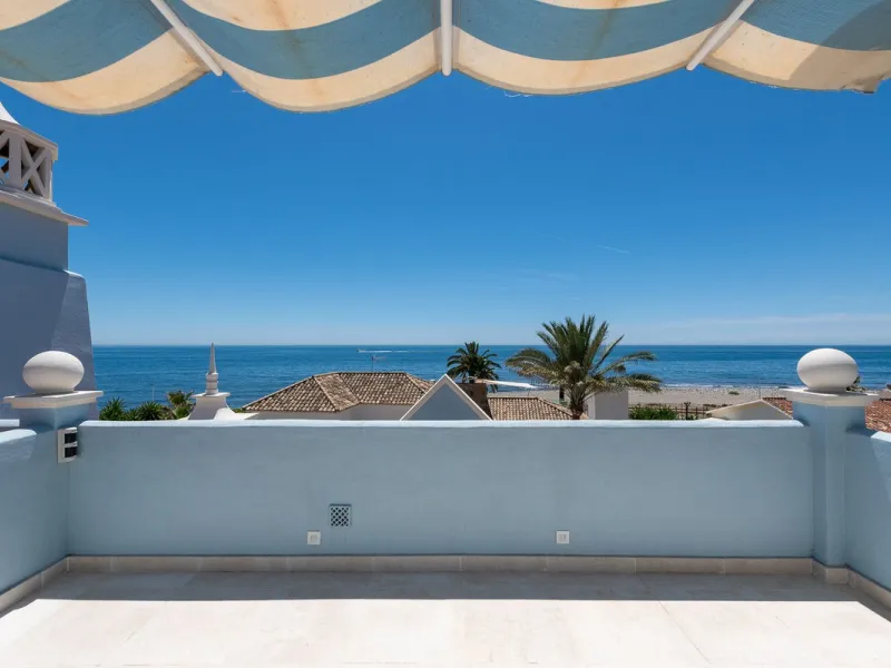 STUNNING LUXUARY HOUSE WITH PANORAMIC SEA VIEWS- BEACHFRONT URBANIZATION IN MARBELLA