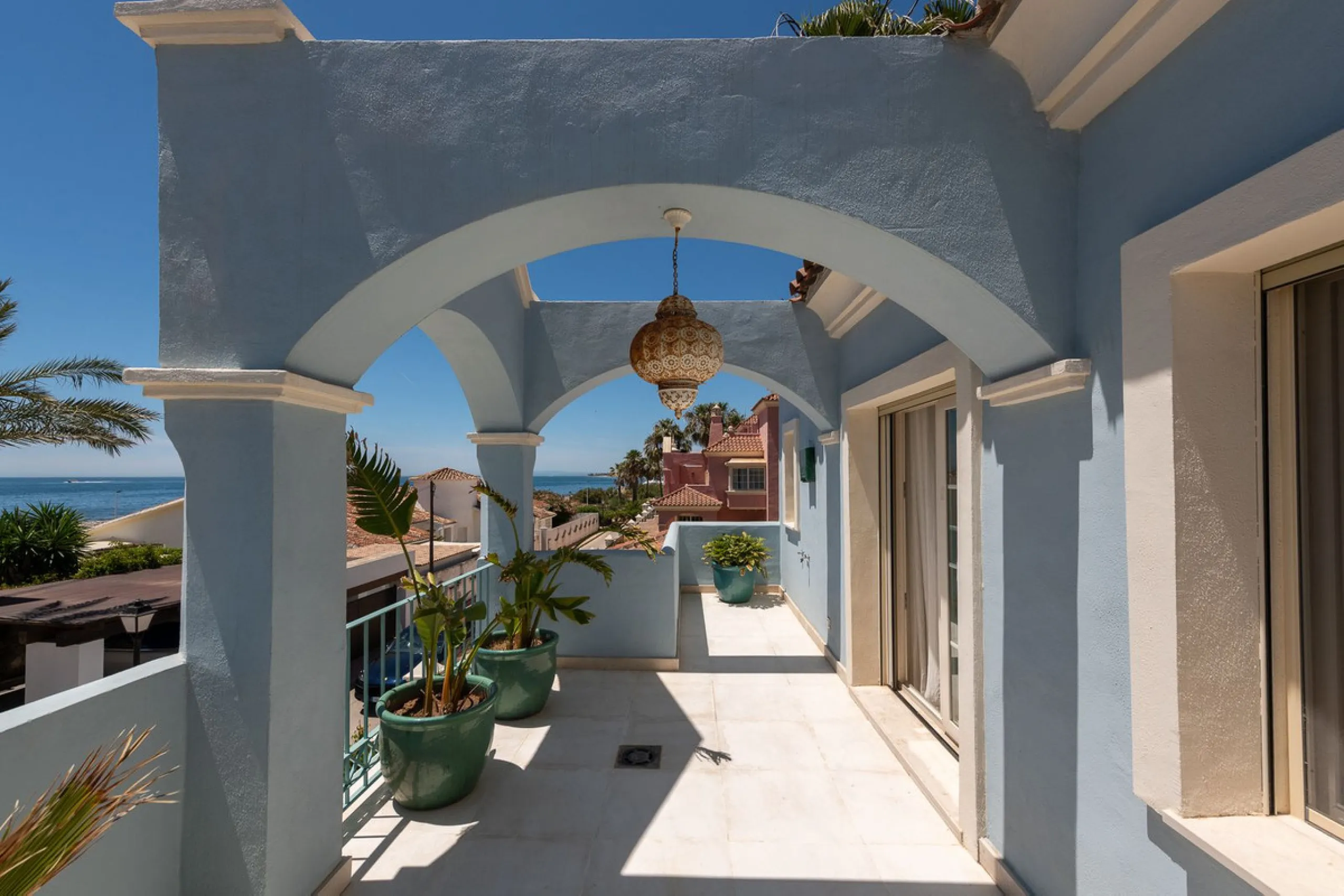 STUNNING LUXUARY HOUSE WITH PANORAMIC SEA VIEWS- BEACHFRONT URBANIZATION IN MARBELLA