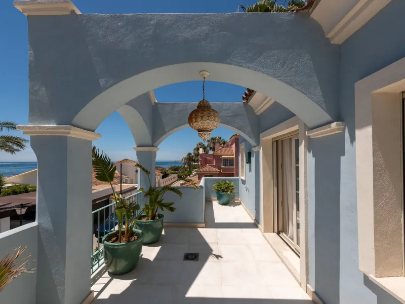 STUNNING LUXUARY HOUSE WITH PANORAMIC SEA VIEWS- BEACHFRONT URBANIZATION IN MARBELLA