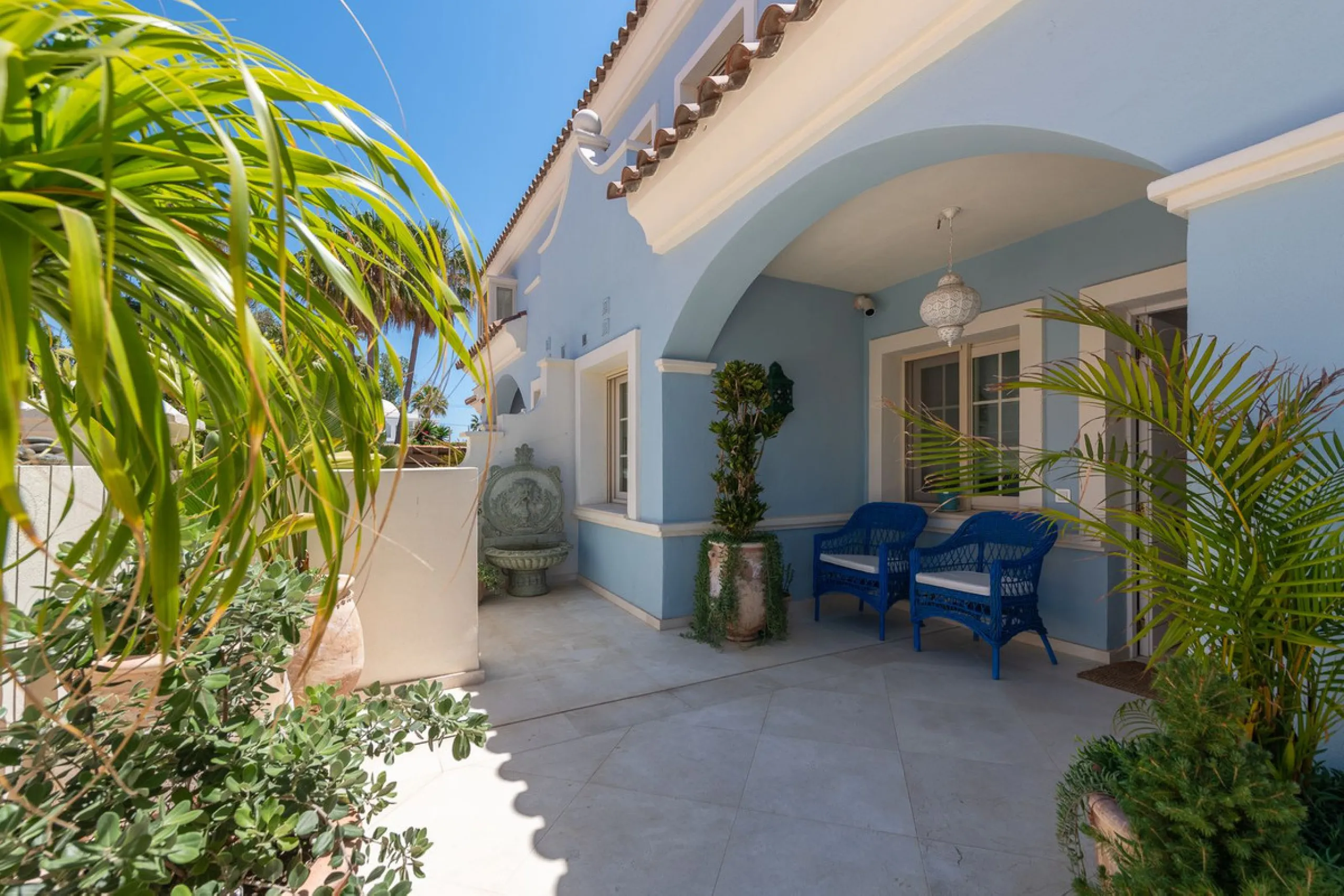 STUNNING LUXUARY HOUSE WITH PANORAMIC SEA VIEWS- BEACHFRONT URBANIZATION IN MARBELLA