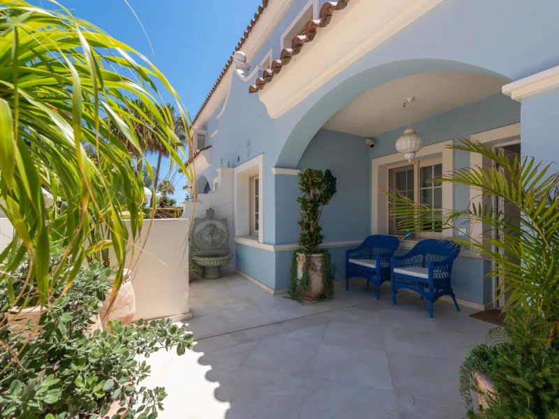 STUNNING LUXUARY HOUSE WITH PANORAMIC SEA VIEWS- BEACHFRONT URBANIZATION IN MARBELLA