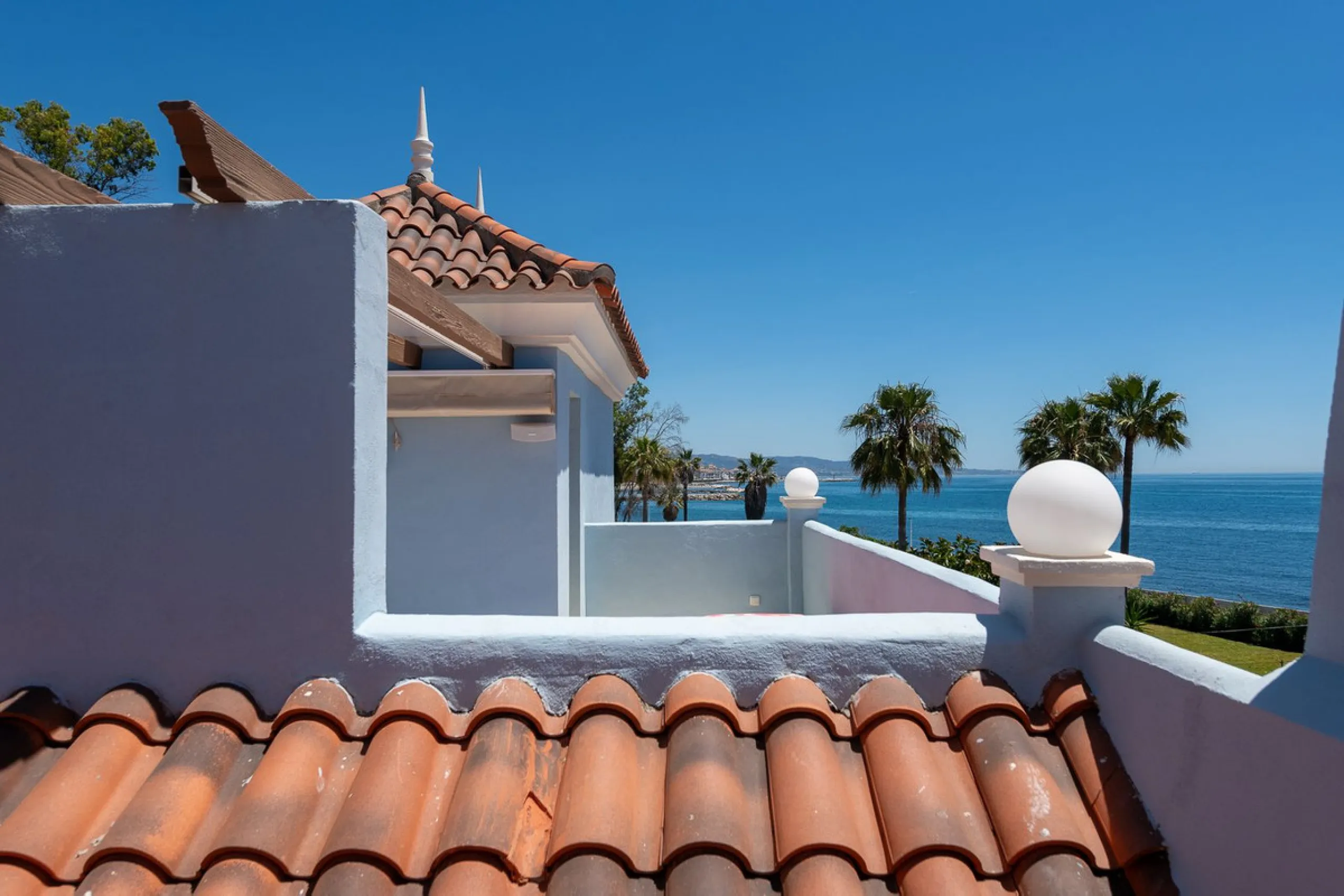 STUNNING LUXUARY HOUSE WITH PANORAMIC SEA VIEWS- BEACHFRONT URBANIZATION IN MARBELLA