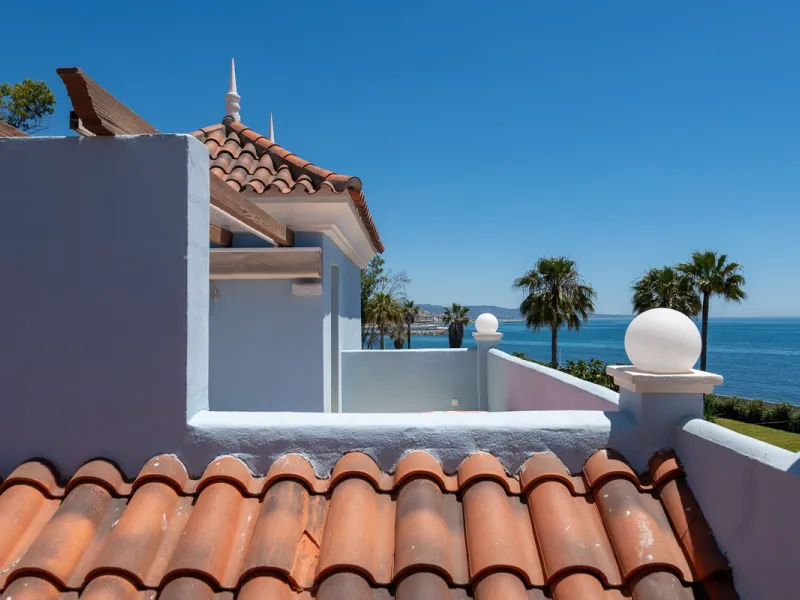 STUNNING LUXUARY HOUSE WITH PANORAMIC SEA VIEWS- BEACHFRONT URBANIZATION IN MARBELLA