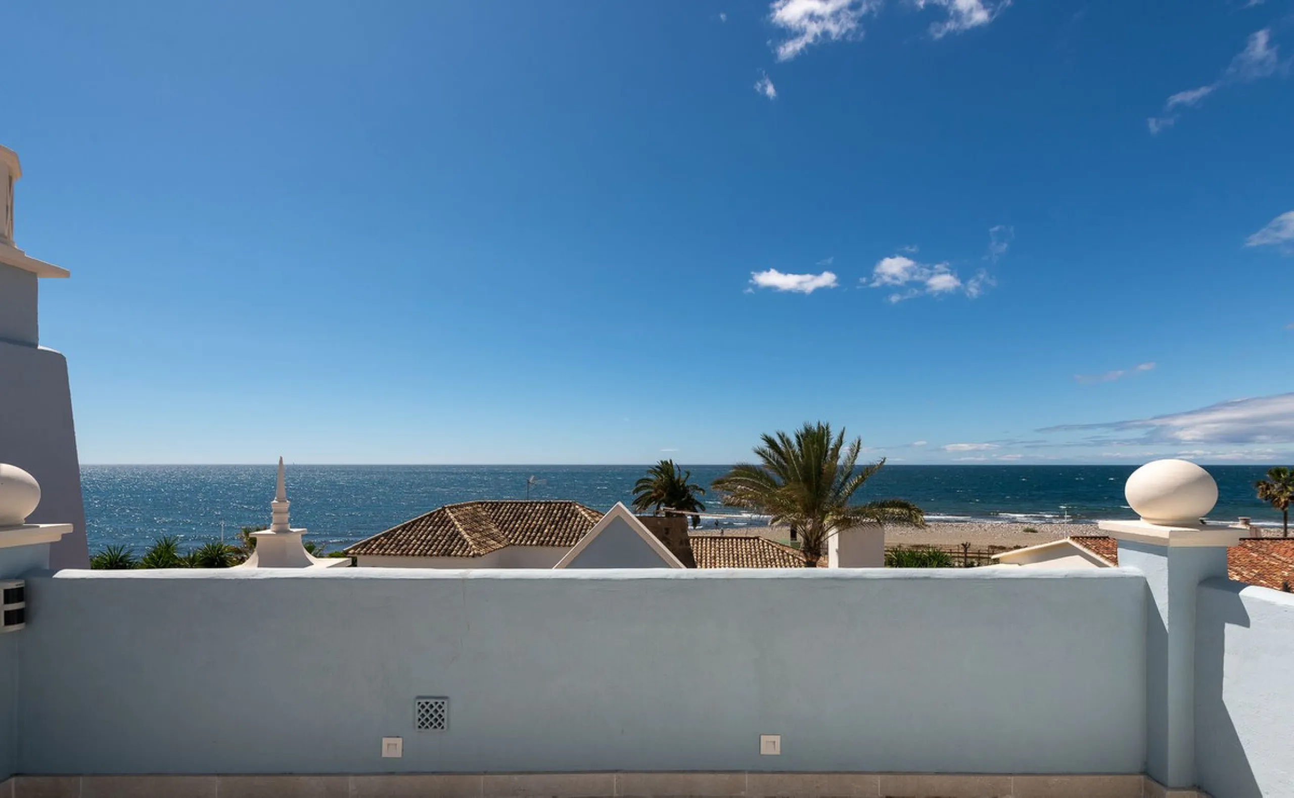 STUNNING LUXUARY HOUSE WITH PANORAMIC SEA VIEWS- BEACHFRONT URBANIZATION IN MARBELLA