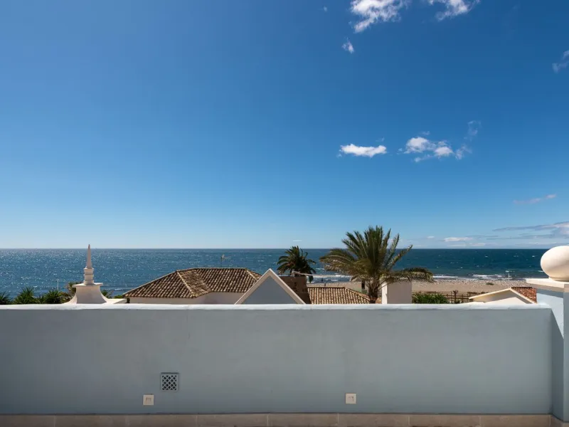 STUNNING LUXUARY HOUSE WITH PANORAMIC SEA VIEWS- BEACHFRONT URBANIZATION IN MARBELLA