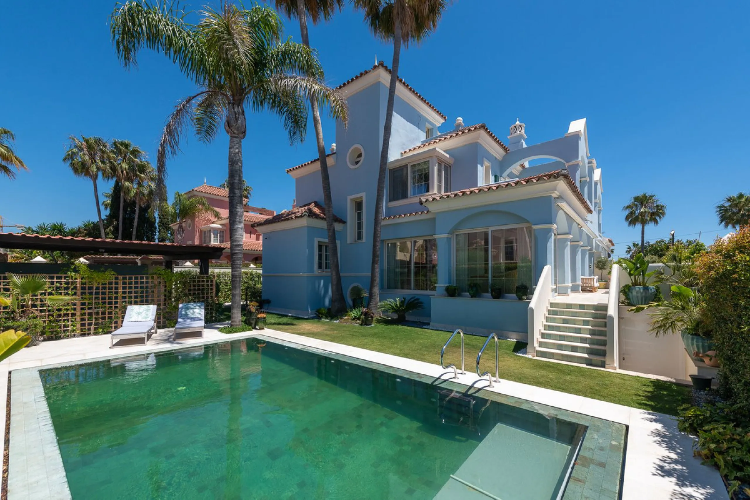 STUNNING LUXUARY HOUSE WITH PANORAMIC SEA VIEWS- BEACHFRONT URBANIZATION IN MARBELLA