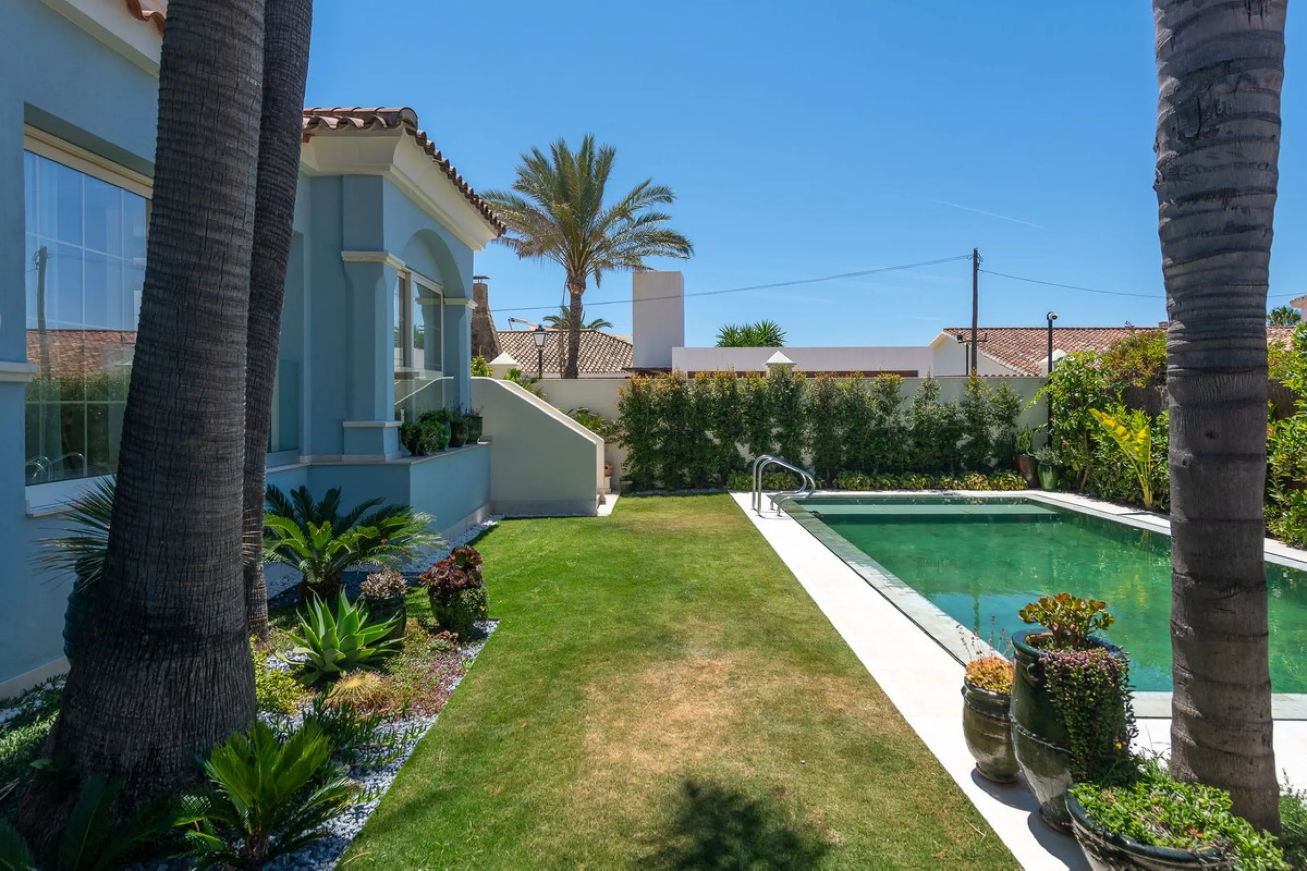STUNNING LUXUARY HOUSE WITH PANORAMIC SEA VIEWS- BEACHFRONT URBANIZATION IN MARBELLA