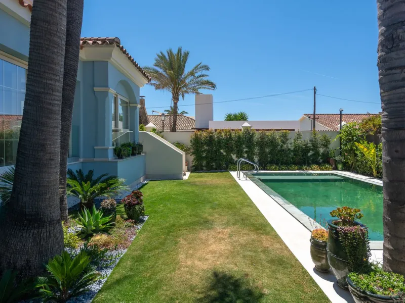 STUNNING LUXUARY HOUSE WITH PANORAMIC SEA VIEWS- BEACHFRONT URBANIZATION IN MARBELLA