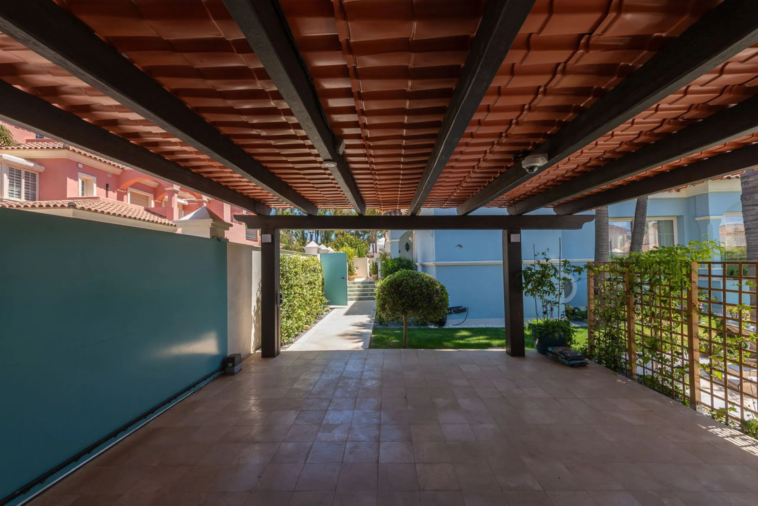 STUNNING LUXUARY HOUSE WITH PANORAMIC SEA VIEWS- BEACHFRONT URBANIZATION IN MARBELLA