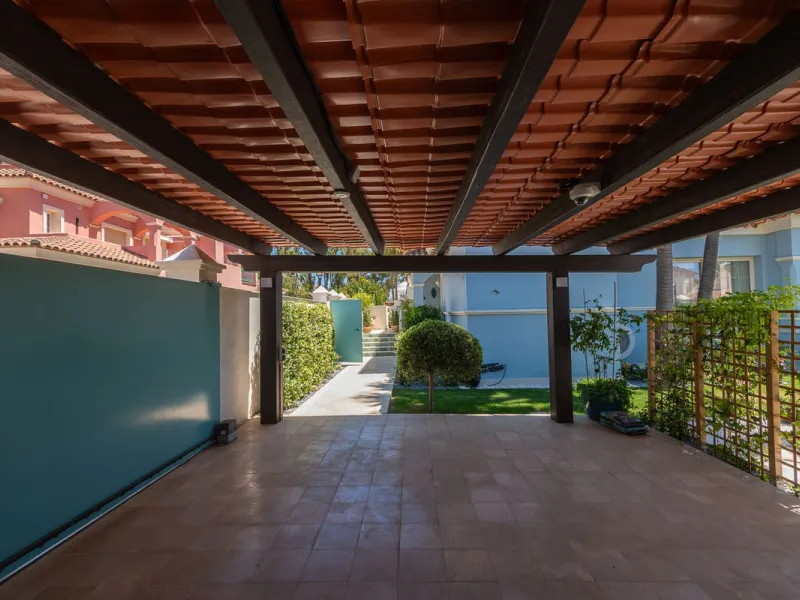 STUNNING LUXUARY HOUSE WITH PANORAMIC SEA VIEWS- BEACHFRONT URBANIZATION IN MARBELLA