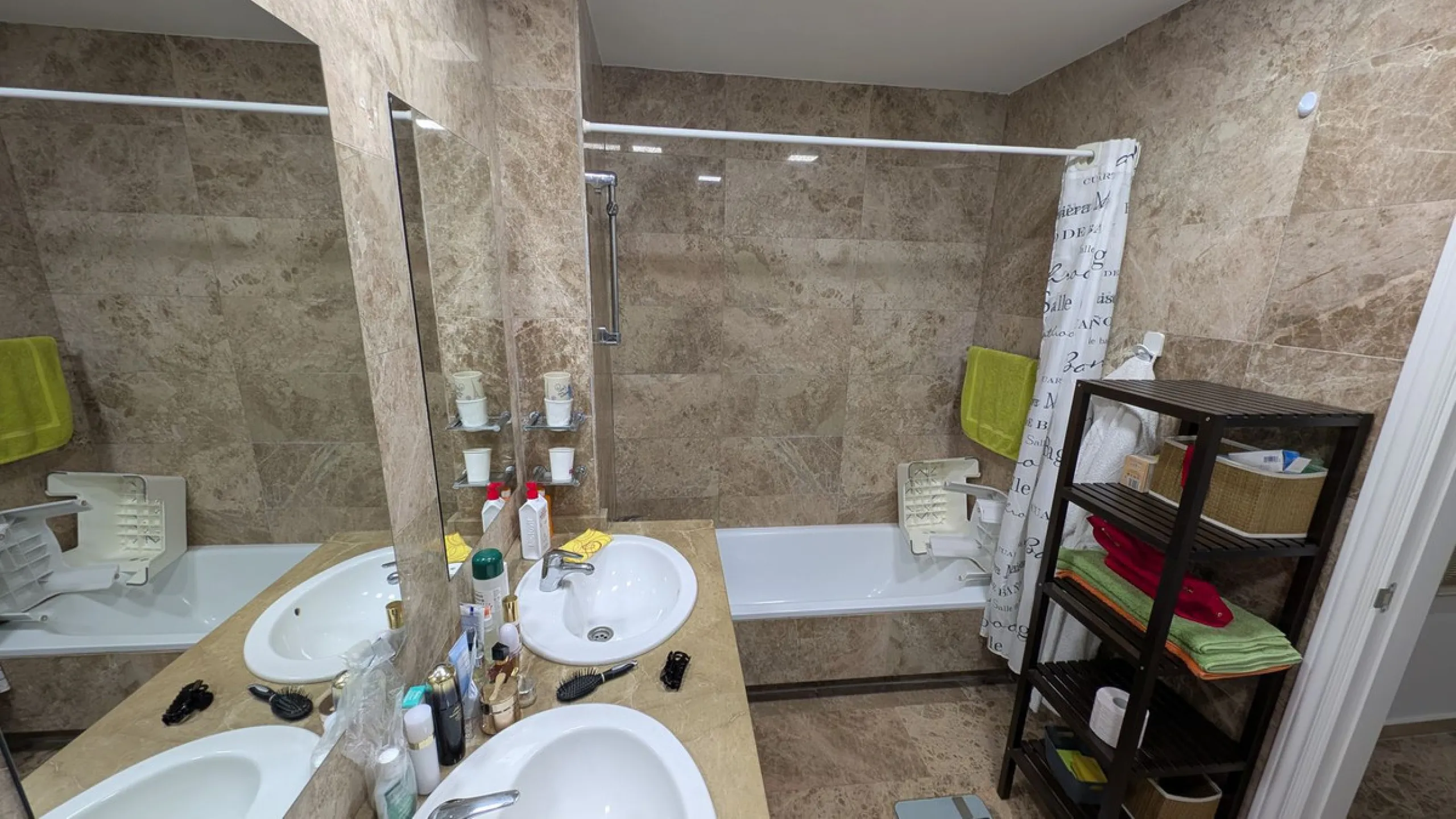 Discover this exclusive apartment in one of the most sought-after residential areas of Nueva Alcántara, San Pedro de Alcántara. This exceptional property stands out for its generous layout, unbeatable location, and high-quality finishes throughout.