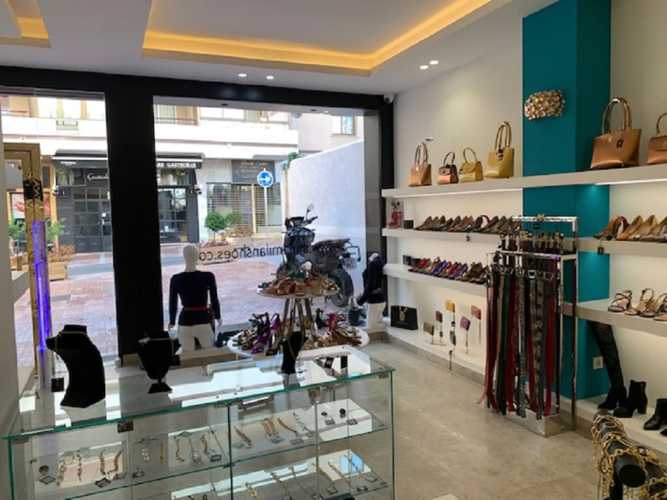 Investment opportunity. Commercial premises for sale in excellent location close to the Paseo Marítimo.