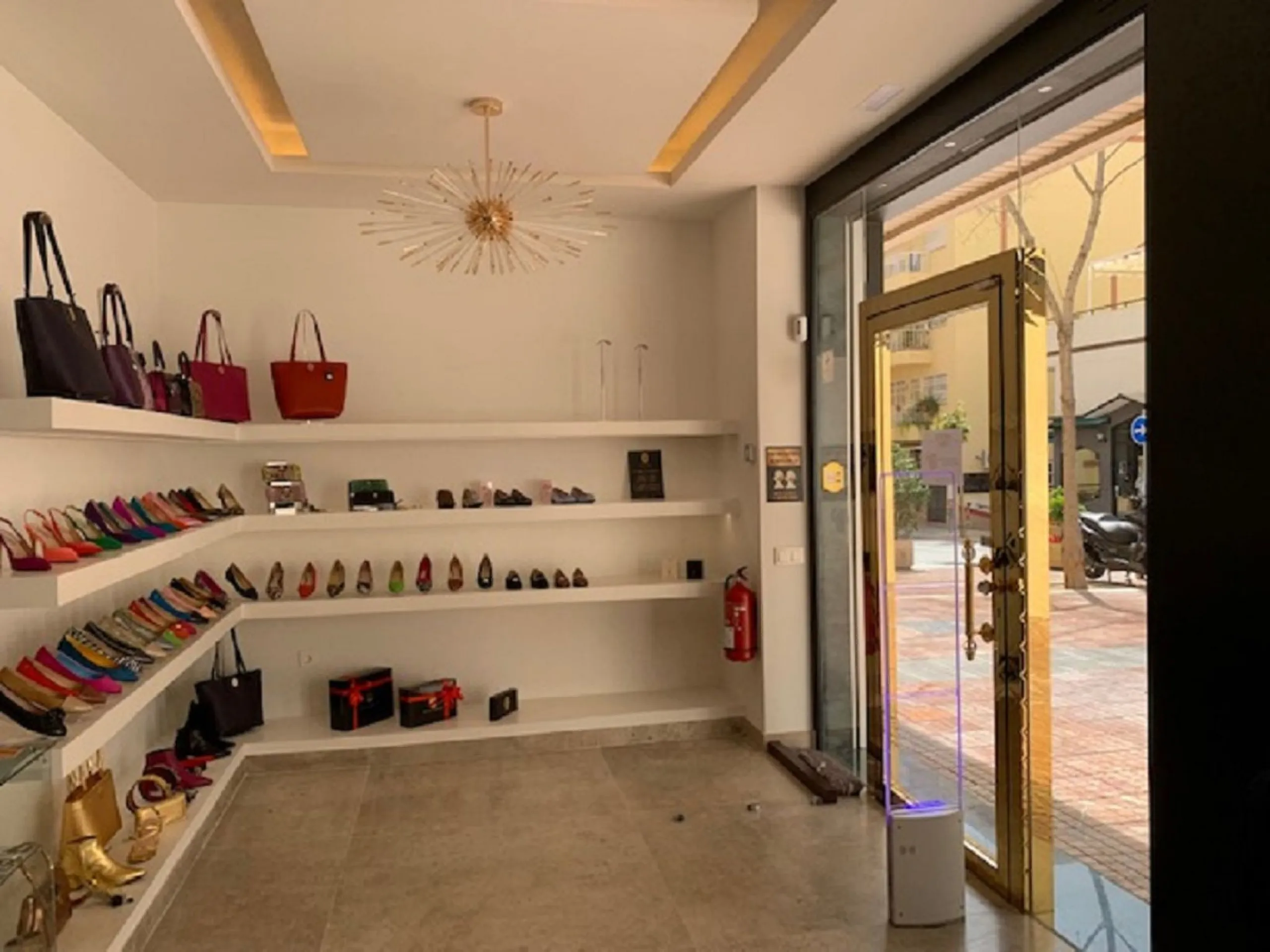Investment opportunity. Commercial premises for sale in excellent location close to the Paseo Marítimo.