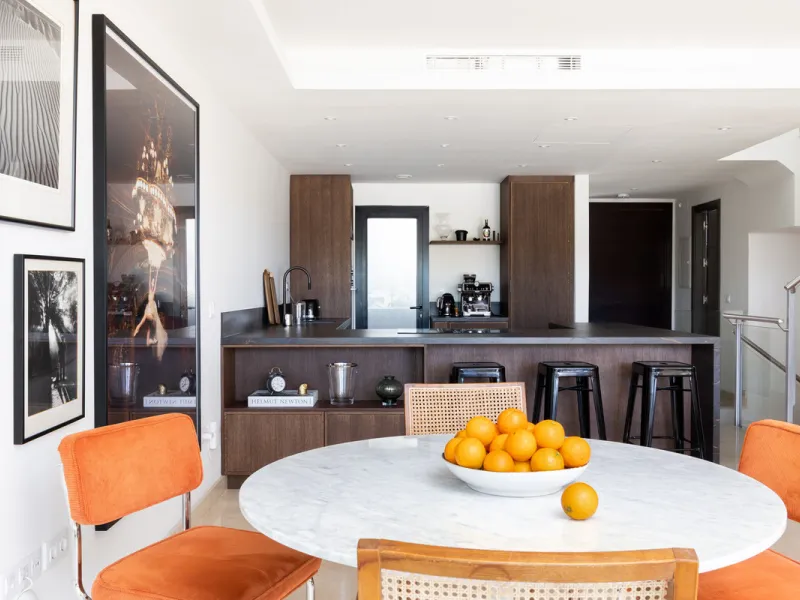 This spacious and light-filled 3-bedroom, 3-bathroom townhouse offers a rare combination of generous interior space, stunning views, and outdoor living in one of Marbella's most sought-after areas—just minutes from Puerto Banús.