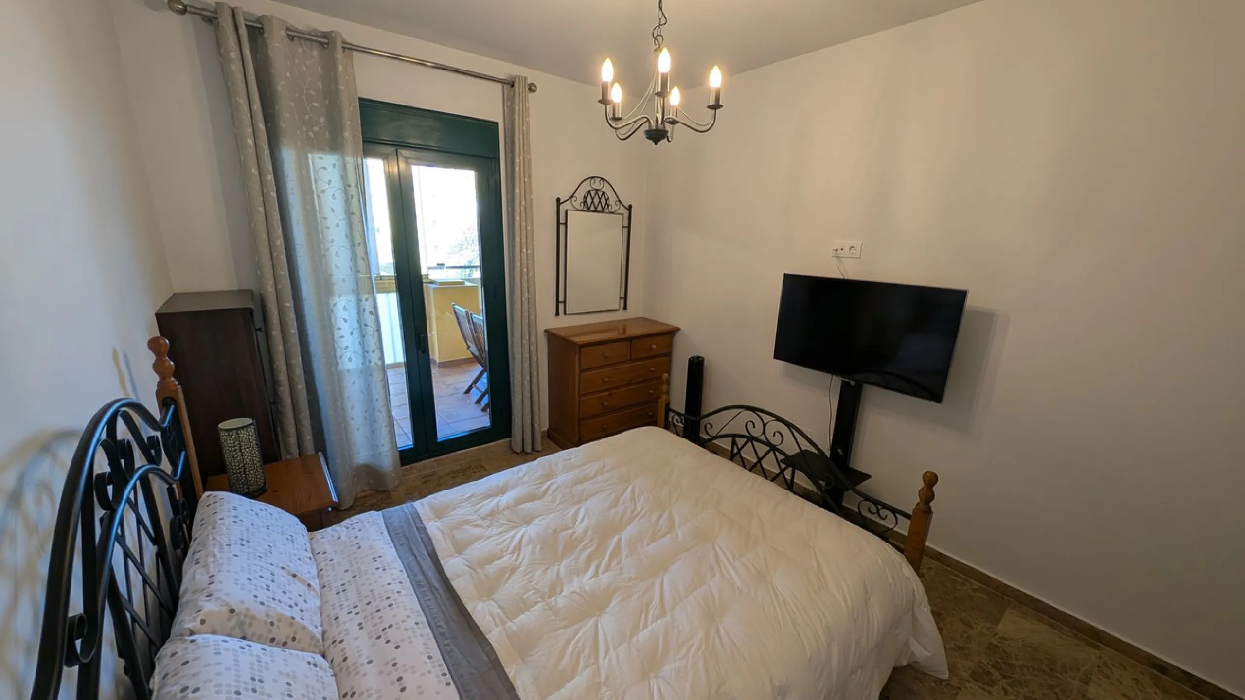 Discover this exclusive apartment in one of the most sought-after residential areas of Nueva Alcántara, San Pedro de Alcántara. This exceptional property stands out for its generous layout, unbeatable location, and high-quality finishes throughout.