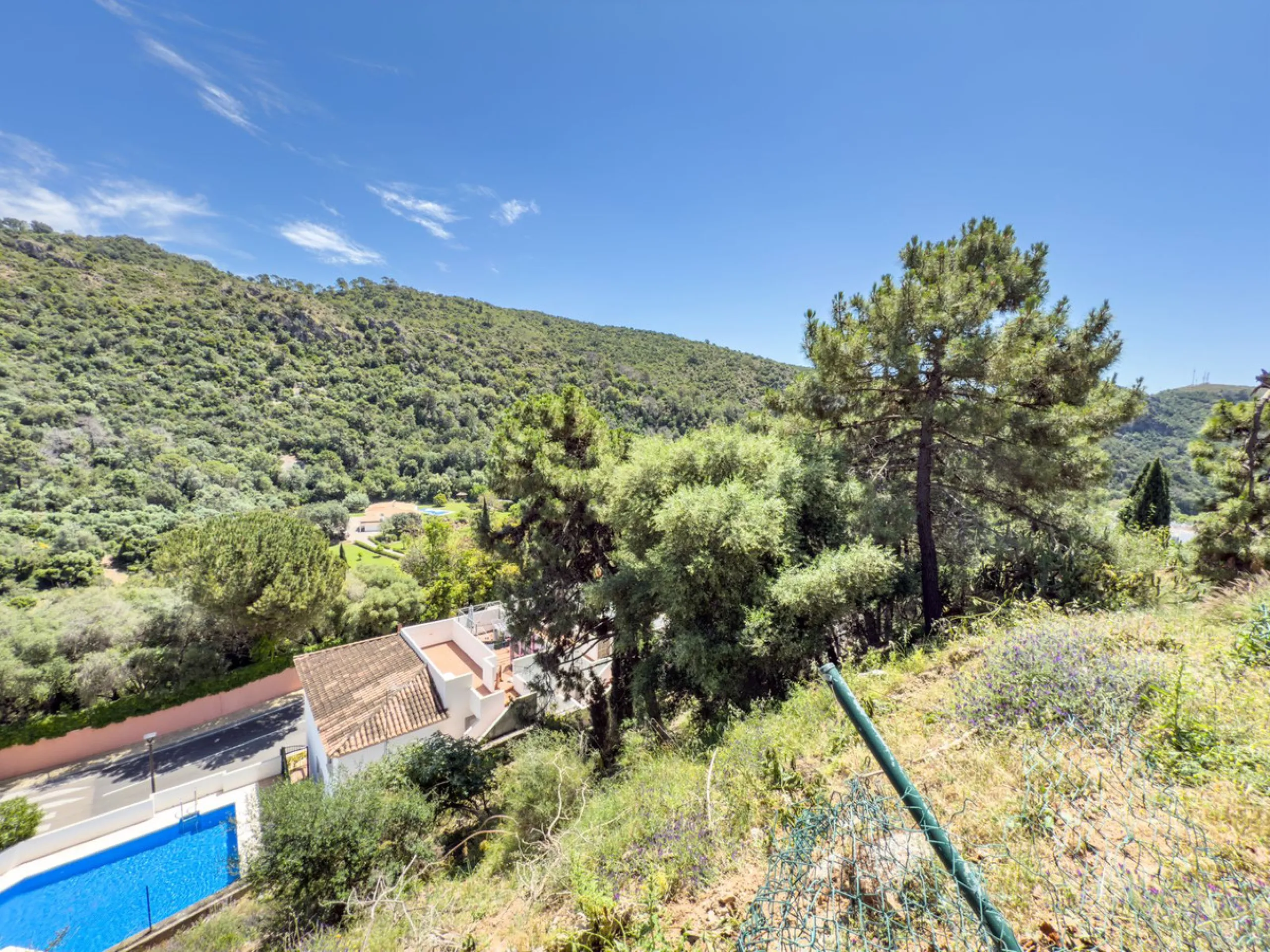 **Land for Sale in Benahavís Pueblo**