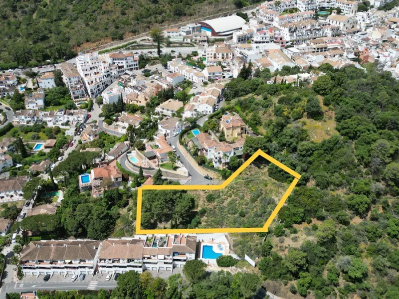 **Land for Sale in Benahavís Pueblo**
