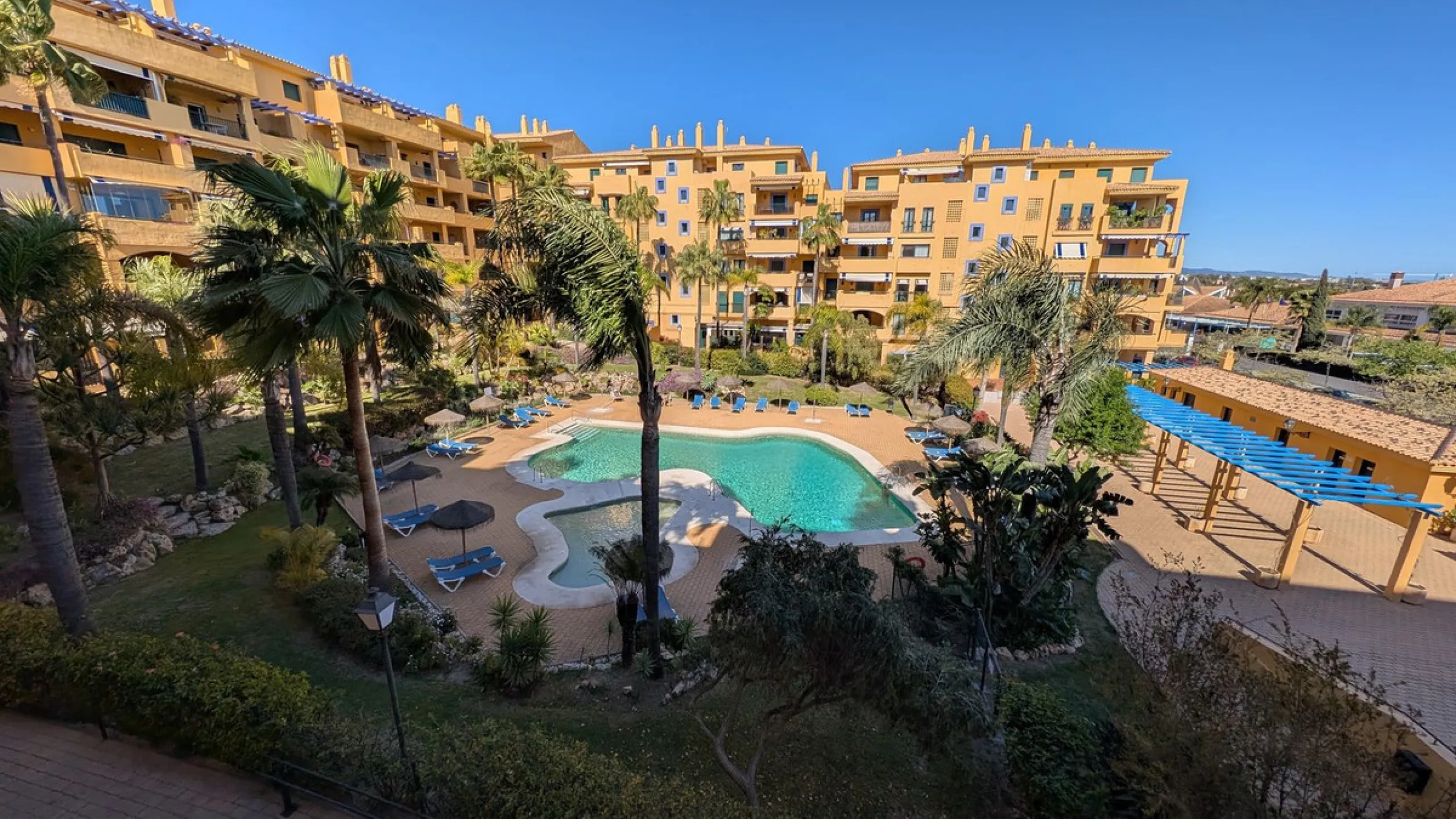 Discover this exclusive apartment in one of the most sought-after residential areas of Nueva Alcántara, San Pedro de Alcántara. This exceptional property stands out for its generous layout, unbeatable location, and high-quality finishes throughout.