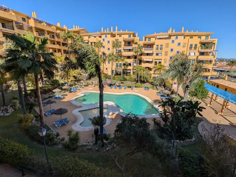 Discover this exclusive apartment in one of the most sought-after residential areas of Nueva Alcántara, San Pedro de Alcántara. This exceptional property stands out for its generous layout, unbeatable location, and high-quality finishes throughout.