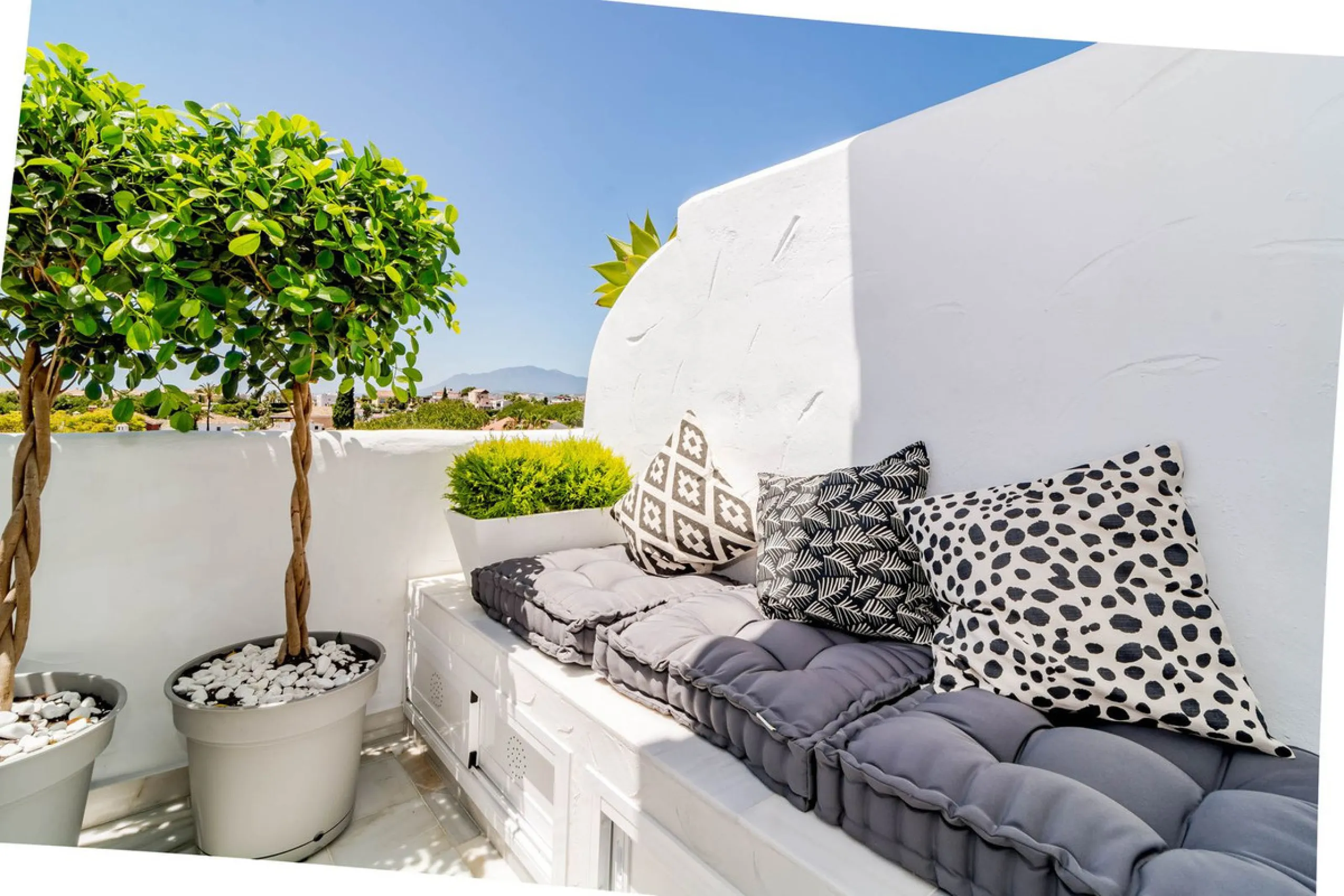 A superb west facing renovated duplex penthouse for sale in the popular El Dorado urbanisation in Nueva Andalucia, close to Puerto Banus