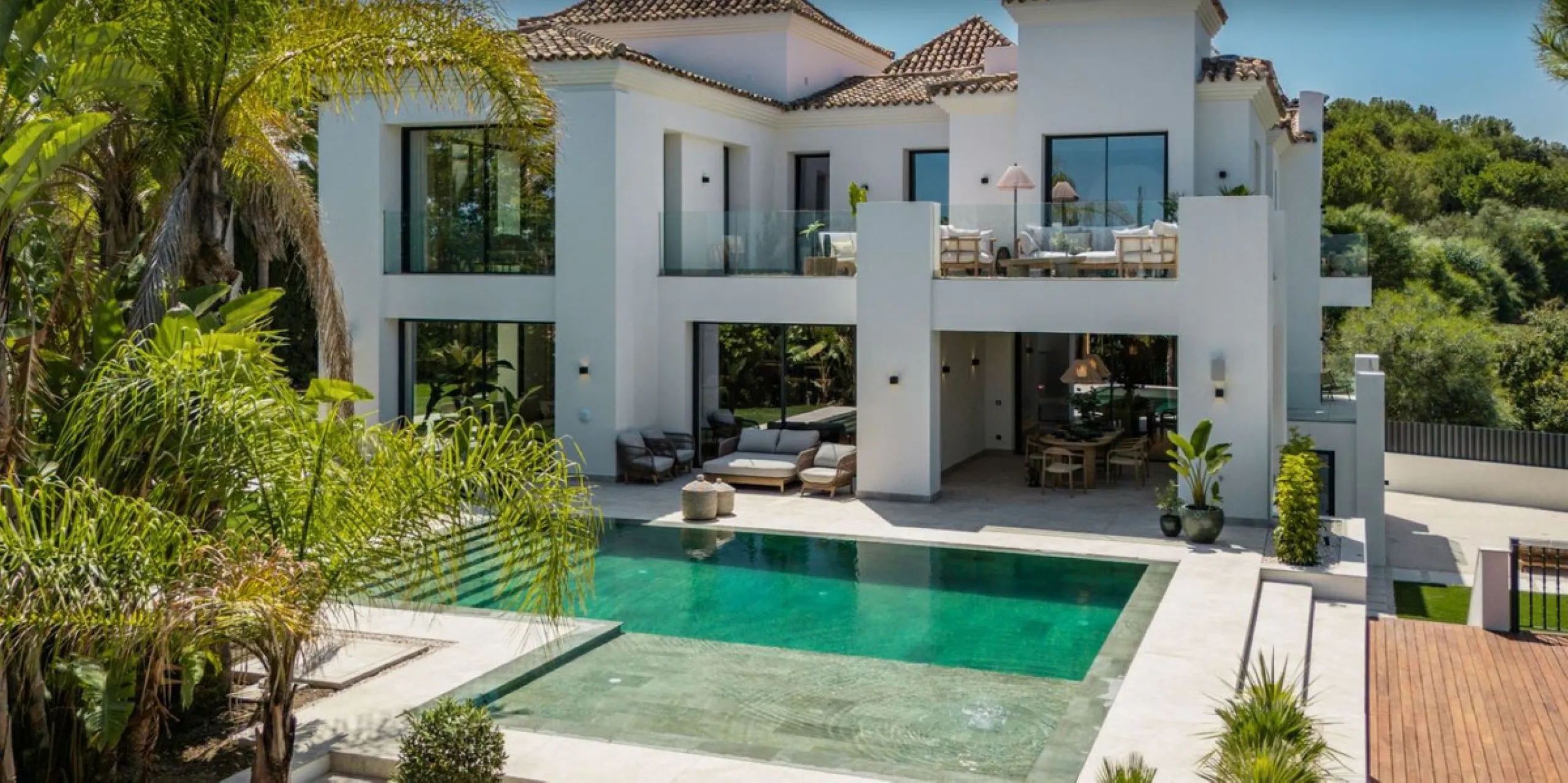 Nestled in the prestigious enclave of El Herrojo, within La Quinta, this remarkable six-bedroom villa embodies a seamless blend of traditional Andalusian charm and refined contemporary design. Recently refurbished to impeccable standards using premium mat